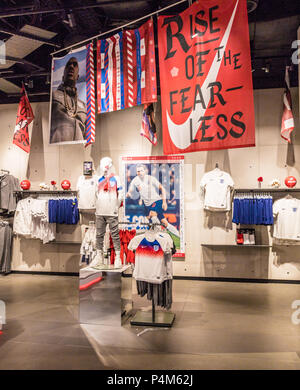 Londres. Juin 2018. Une vue de l'Angleterre football kits dans le Nike Town flagship store à Londres. Banque D'Images