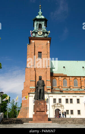 Statue de Boleslaw Chrobry je premier roi de Pologne en face de l'Archikatedralna Wniebowziecia Najswietszej Bazylika gothique Panny Marii Swietego je ne Banque D'Images