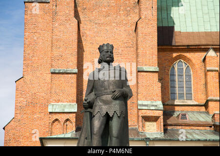 Statue de Boleslaw Chrobry je premier roi de Pologne en face de l'Archikatedralna Wniebowziecia Najswietszej Bazylika gothique Panny Marii Swietego je ne Banque D'Images