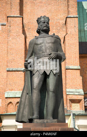 Statue de Boleslaw Chrobry je premier roi de Pologne en face de l'Archikatedralna Wniebowziecia Najswietszej Bazylika gothique Panny Marii Swietego je ne Banque D'Images