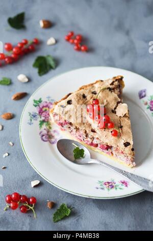 Une tranche de tarte aux groseilles et amandes Banque D'Images