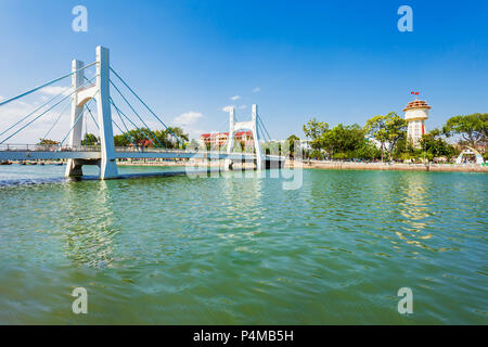 Cau Le Hong Phong Bridge et Tour de l'eau dans la ville de Phan Thiet près de Mui Ne au Vietnam Banque D'Images