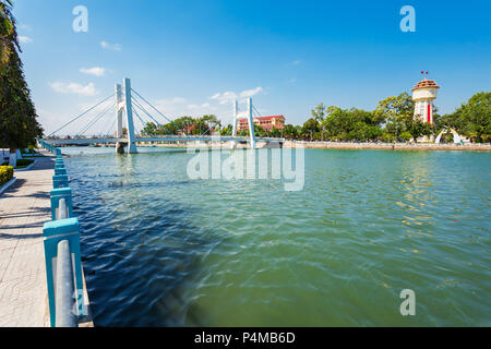 Cau Le Hong Phong Bridge et Tour de l'eau dans la ville de Phan Thiet près de Mui Ne au Vietnam Banque D'Images