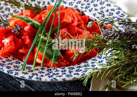 Salade de tomates au basilic et au romarin Banque D'Images
