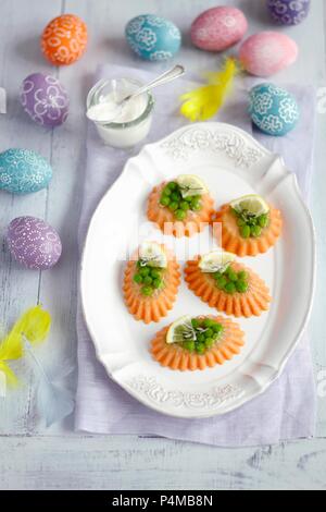 Mousse de saumon avec de la gélatine et les pois pour Pâques Banque D'Images