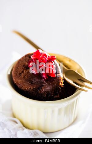 Four micro-ondes gâteau avec graines de grenade Banque D'Images