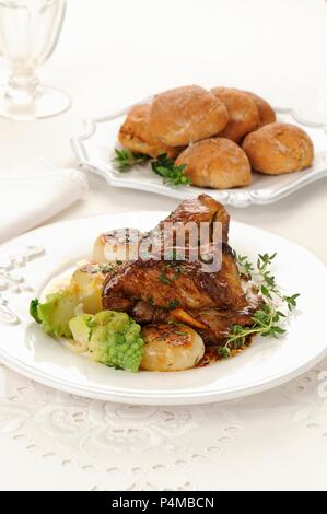 L'agneau rôti aux oignons et brocolis Romanesco Banque D'Images