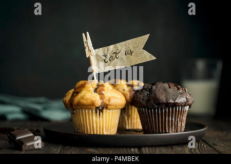 Muffins au chocolat et vanille avec morceaux de chocolat et de drapeaux en papier Banque D'Images