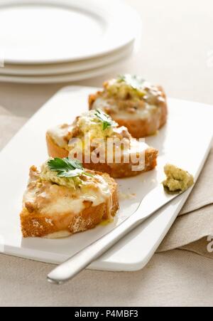 Les Bruschetta garnie de crème d'artichaut Banque D'Images