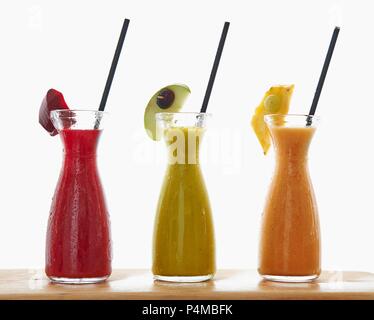 Trois différents smoothies en carafes Banque D'Images