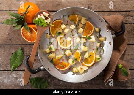 Platessa all'arancia (matière filet de plie avec des pommes de terre, orange et menthe poivrée, Ital) Banque D'Images