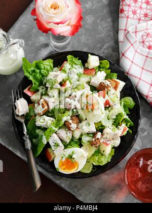 Salade césar avec des œufs durs et croûtons Banque D'Images