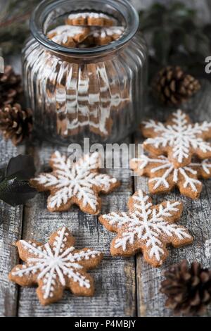 Flocon d'épices Biscuits décoré avec du glaçage, certains dans un pot Banque D'Images