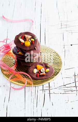 (Mendiants chocolat avec noix et fruits séchés, France) Banque D'Images