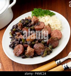 La Feijoada brésilien avec les haricots noirs, chorizo, saucisse, boeuf fumé bacon et dalle Banque D'Images