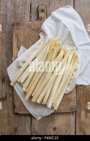 L'asperge blanche sur un tissu Banque D'Images