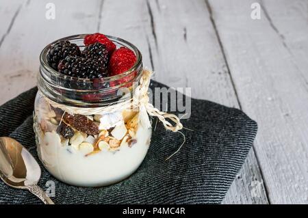 Muesli avec les baies fraîches dans un pot haut Banque D'Images