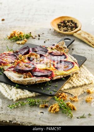 Tarte flambée de betterave et noix Banque D'Images