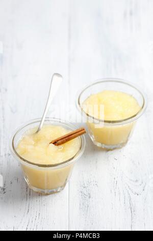 Pommes braisées avec girofle et cannelle Banque D'Images