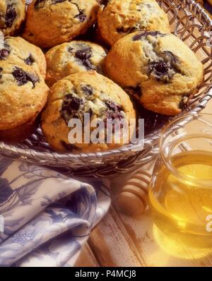 Muffins aux bleuets et un pot de miel Banque D'Images