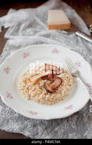 L'orge perlé (Orzotto riz risotto d'Italie) avec des champignons sauvages Banque D'Images