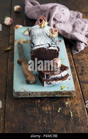 Gâteau au chocolat avec des boutons de roses séchées Banque D'Images