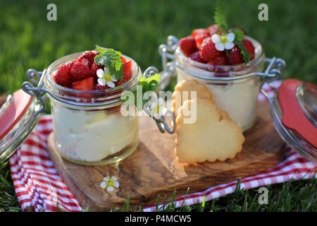Citron et mascarpone à la vanille dans un bocal avec des fraises et des biscuits Banque D'Images