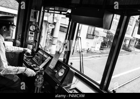 Conducteur de tramway à Kyoto au Japon. Le tramway est un véhicule historique et le pilote toujours porter des gants Banque D'Images