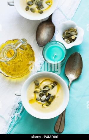 Patty pan squash soup avec de l'huile d'olive et graines de citrouille Banque D'Images