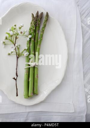 Un paquet d'asperges et apple blossom sur un plat de service (vu du dessus) Banque D'Images