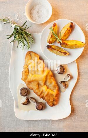 Escalopes au vin blanc et champignons avec les quartiers de pommes de terre Banque D'Images