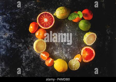 Fruits et jus d'agrumes tranches d'orange, pamplemousse, citron, citron vert Banque D'Images