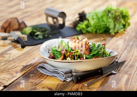 Salade de pain grillé avec du fromage de chèvre enrobé de bacon Banque D'Images