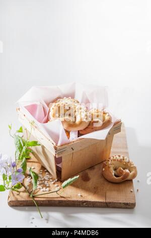 Bretzels sucrés dans un panier en bois Banque D'Images