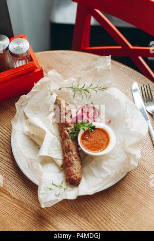 Cevapcici (viande hachée saucisse sans peau) avec du pain plat et trempette Banque D'Images