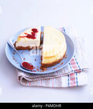 Gâteau au fromage avec sauce aux framboises Banque D'Images