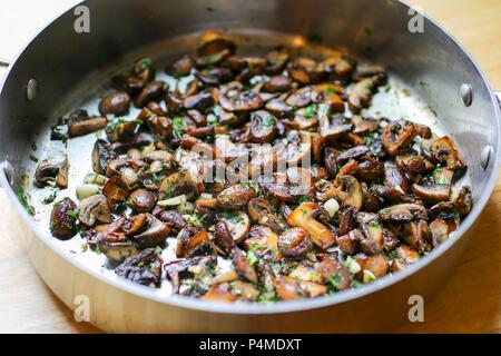 Champignons du sautés aux fines herbes Banque D'Images