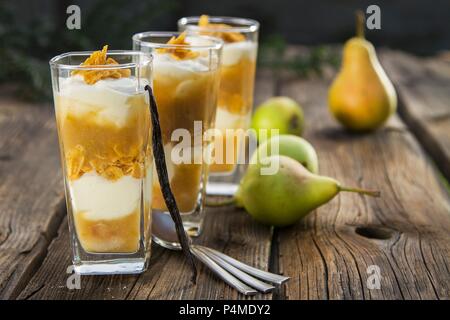 Les desserts à base de yogourt à la vanille poire Banque D'Images