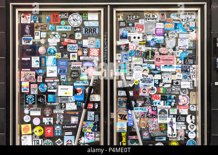 Allemagne, Cologne, autocollant à une porte d'entrée d'une boutique dans la ville. Deutschland, Koeln, auf der Aufkleber zu einem Geschaeft Eingangstuer in der au Banque D'Images