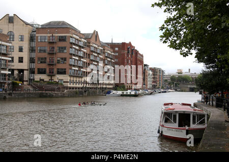 Les enfants de l'aviron sur la rivière Avon, Bristol, Angleterre. Banque D'Images