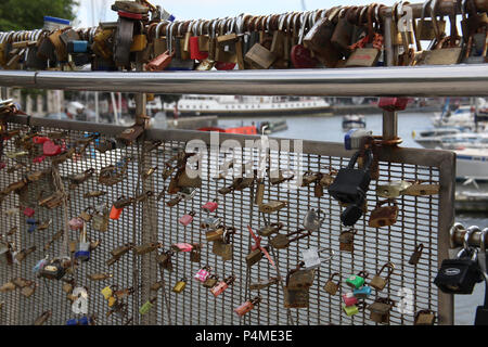 Cadenas verrouillé sur Pero's Bridge, Harbourside, Bristol, Angleterre. Banque D'Images