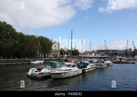 Yachts au large Quay à Bristol, Angleterre. Banque D'Images