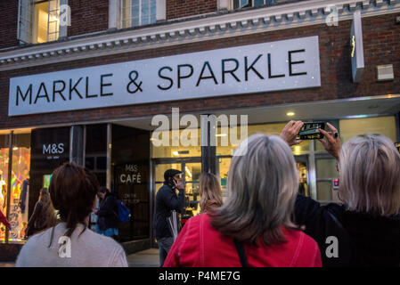 Le magasin Marks and Spencer près de Windsor Castle rebranded pendant le mariage royal à 'Markle et Sparkle' pour célébrer le mariage de Son Altesse Royale le prince Harry et Mme Meghan Markle. Deux dames prendre une photographie de la façade de leur smartphone. Banque D'Images