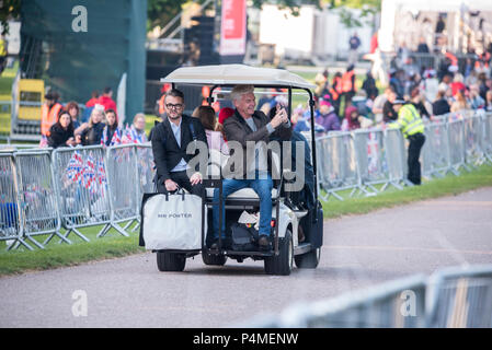 Philip Schofield de l'ITV matin show 'ce matin' arrive sur la longue marche le matin du mariage royal de Son Altesse Royale le prince Harry et Mme Meghan Markle. Il a été emmené à son studio par chariot de golf, et a enregistré son voyage pour son compte Snapchat. Banque D'Images