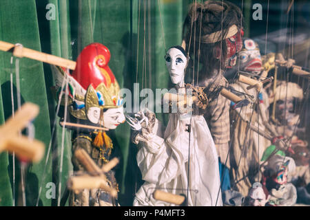 Marionnettes dans une fenêtre. Shipston on stour, Warwickshire, en Angleterre. Vintage filtre appliqué Banque D'Images