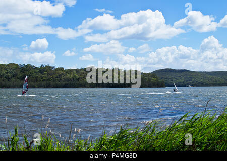 Deux planches aux prises avec un fort vent sur Narrabeen Lagoon à Sydney. Banque D'Images