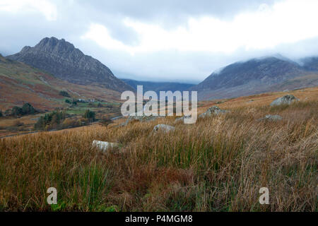 Montagnes de Tryfan (à gauche) et Pen An Wen Ole (droite), Snowdonia, Gwynedd, Pays de Galles, Royaume-Uni Banque D'Images