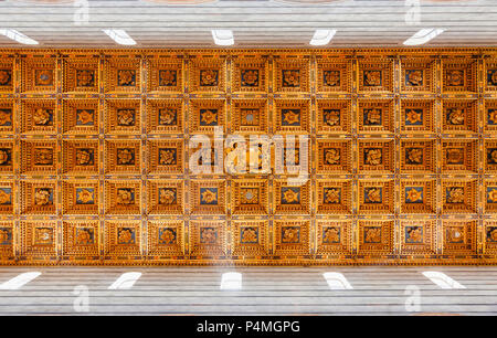 Pise, Italie - 31 MAI 2018 : plafond à caissons en bois de la cathédrale de Pise catholique romaine à Piazza dei Miracoli (Piazza del Duomo), un important centre de Banque D'Images