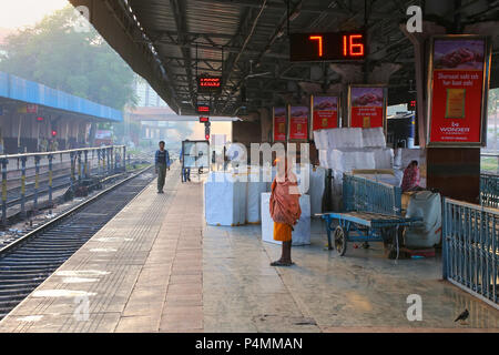 Passagers attendant le train à la gare de Jaipur Junction au Rajasthan, Inde. La gare de Jaipur seul traite de 35 000 passagers en un jour. Banque D'Images