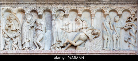 MODENA, ITALIE - 14 avril 2018 : l'allégement de la création romanesque de l'homme et de la femme sur la façade du Duomo di Modena. Banque D'Images